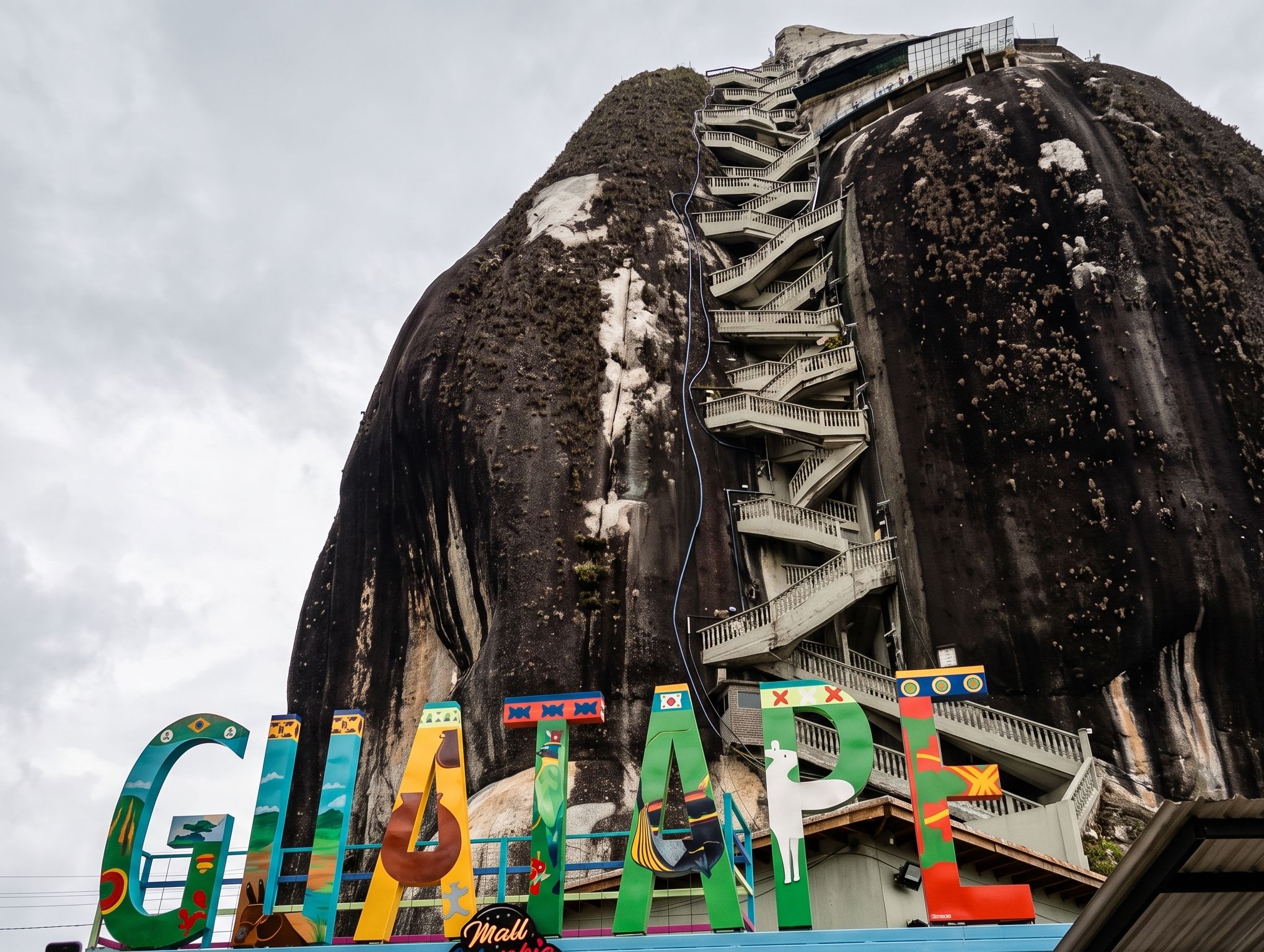 Guía Completa para Viajar a Guatapé, el Pueblo Más Colorido de Colombia